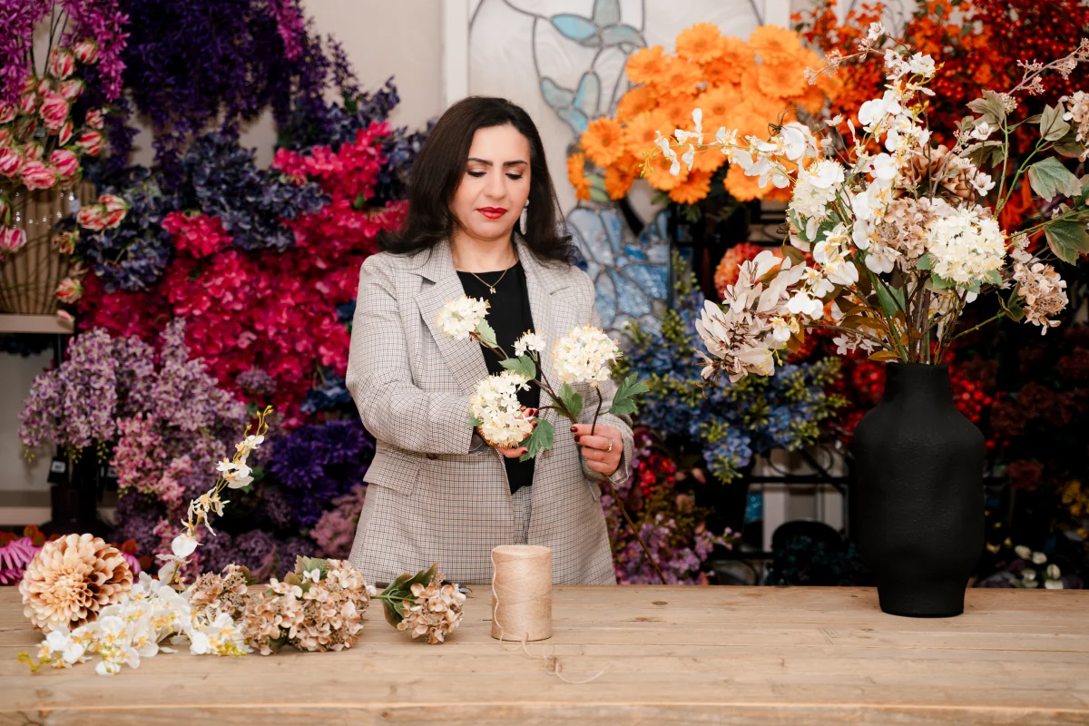 Fadila, oprichtster van BloomzyCrush, in haar atelier